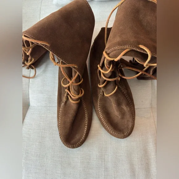 Minnetonka Brown Lace Up Boots - Picture 1 of 3